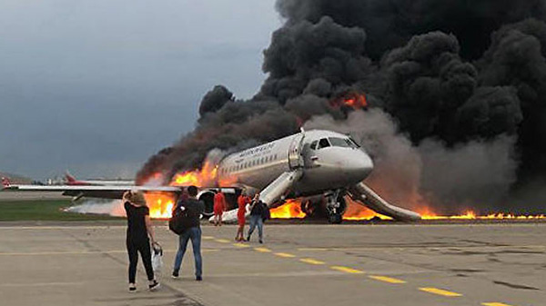 Un avión aterrizó envuelto en llamas en Moscú: al menos 41 pasajeros muertos