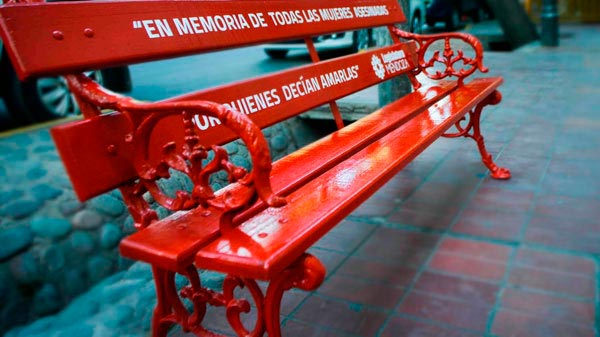 Para no olvidar las víctimas de femicidio, Malargüe ya tiene su banco rojo