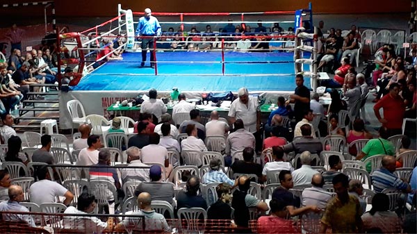 Noche de boxeo en Club Huracán  