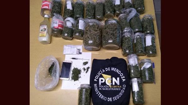 Secuestraron 25 frascos de cogollos de cannabis