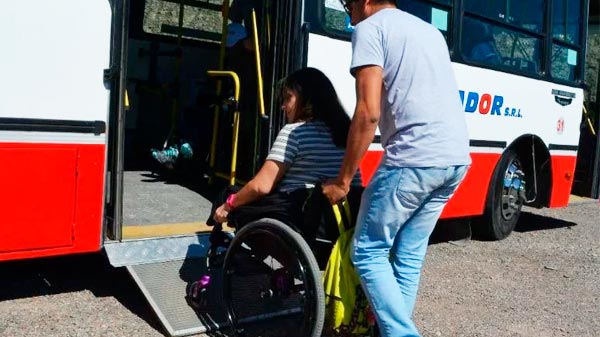 Solicitan que los colectivos cuenten con una rampa para discapacitados