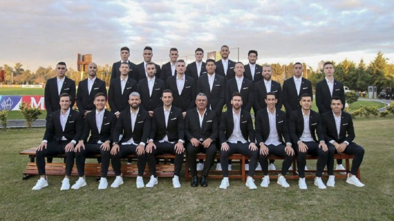 Saco, chupín y zapatillas: el look de la Selección para la foto oficial de la Copa America 2019