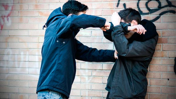 Preocupa la cantidad de peleas callejeras protagonizadas por adolescentes