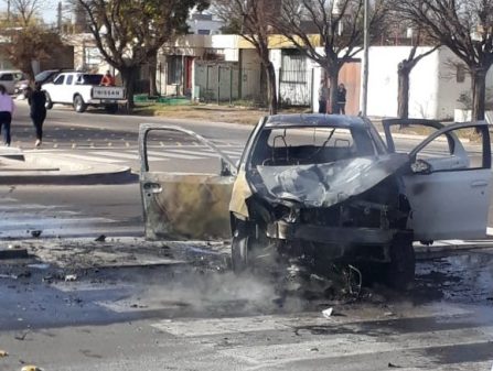 Una moto y un auto colisionaron, los consumió el fuego