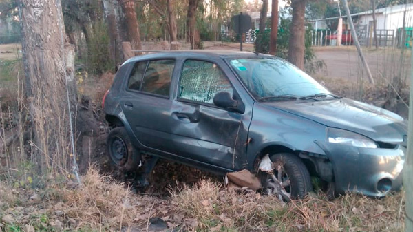 Un conductor alcoholizado se quedó dormido y chocó contra un árbol