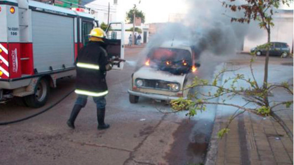 Un automóvil se incendió y sufrió pérdidas totales