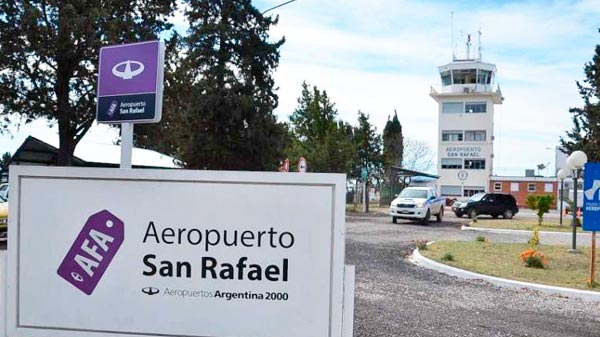 El aeropuerto refuerza sus vuelos por la llegada de turistas a San Rafael