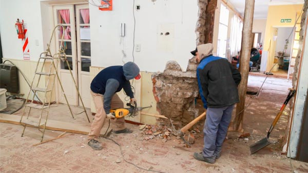 La comuna construye sanitarios adaptados para alumnos y maestras en IRIS