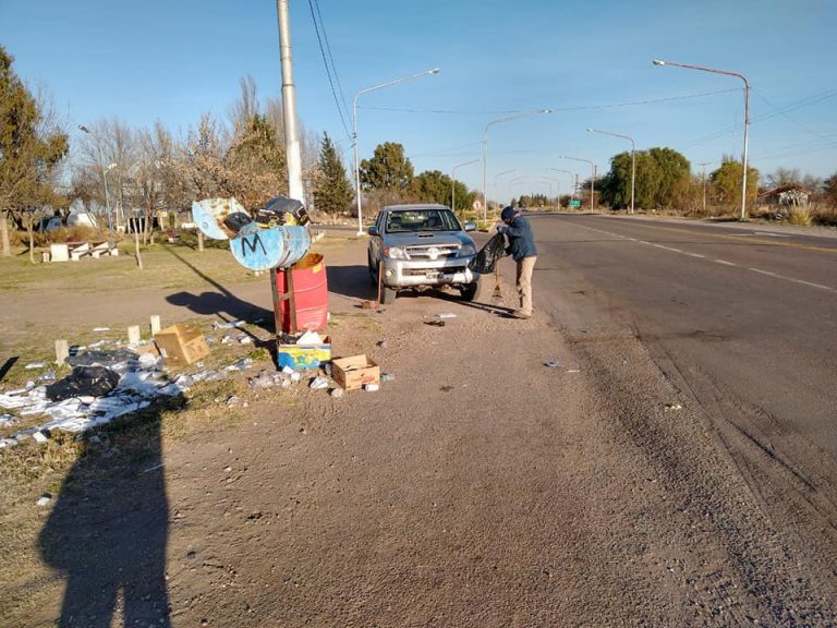 En Bowen repudian el accionar de quienes dejan residuos en la vía pública