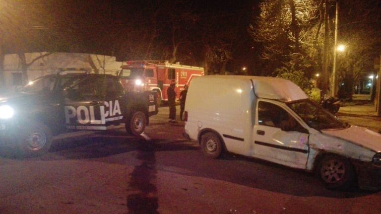 Un vehículo impactó contra los estudios de una reconocida radio en General Alvear