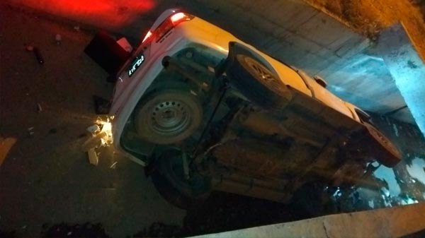 Perdió el dominio de la camioneta y terminó en el canal