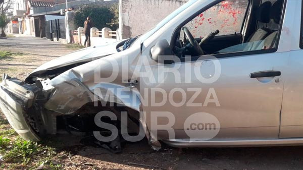 Conductor volcó en Rivadavia e Iselin y aseguró: «Se me trabó la caja de cambios»