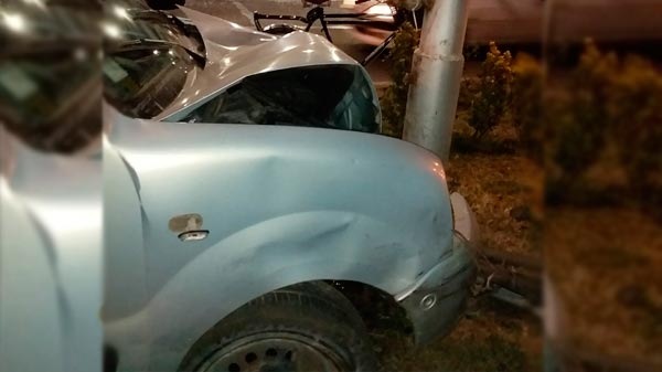 Renault Kangoo impactó fuertemente contra una luminaria en avenida Yrigoyen