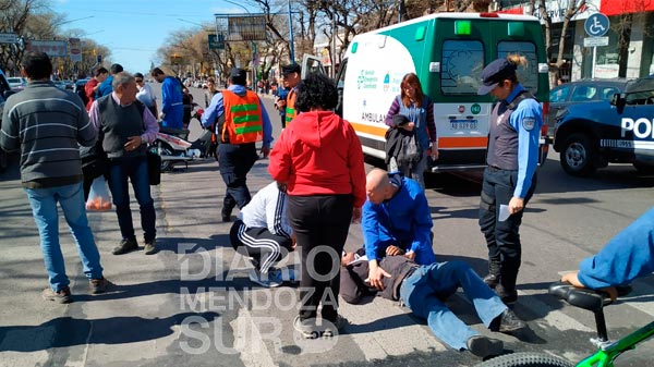 Una moto chocó a un peatón en avenida Mitre