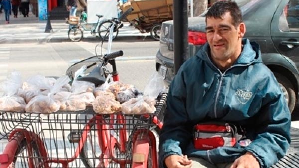 Sin piedad: Le robaron el celular al famoso vendedor de nueces