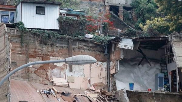 Al menos 6 muertos tras el derrumbe de dos casas en Valparaíso