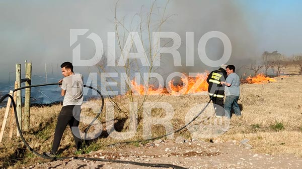 Importante incendio cerca de la Vuelta de Rodrigo, el fuego cruzó la ruta 146