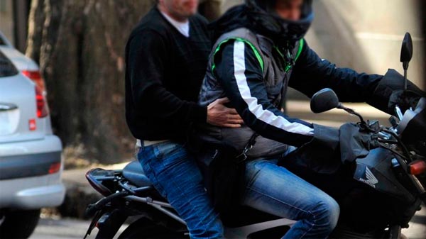 Motochorros asaltaron a un hombre en Las Paredes