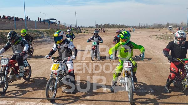 Campeonato en Óvalo de Motos: Matías Carretero y Leonel Méndez, se destacaron en una nueva cita