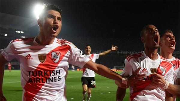 Con un golazo de De la Cruz, River empató ante Cerro Porteño y habrá semifinal con Boca