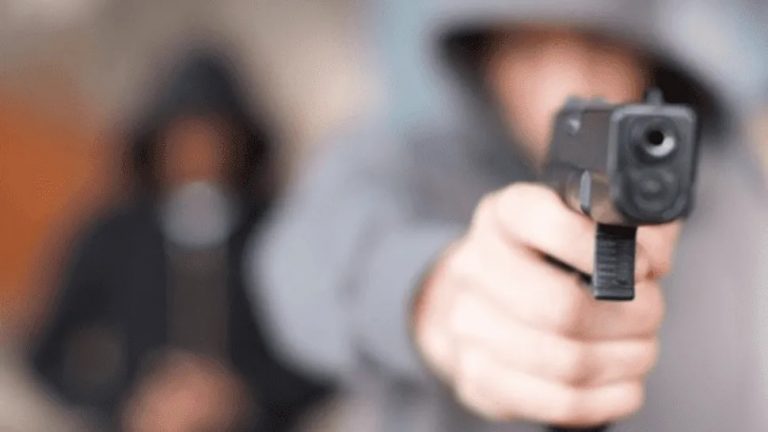 A punta de pistola tres sujetos robaron en una vivienda de Rama Caída