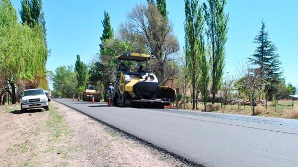 Vialidad mejora rutas y caminos en el sur provincial