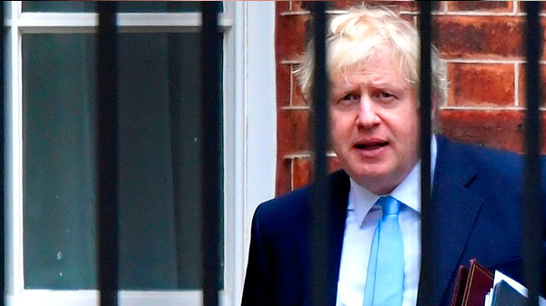Boris Johnson, en su hora más dramática: entre hacer lo que juró que nunca haría o arriesgarse a terminar en la cárcel
