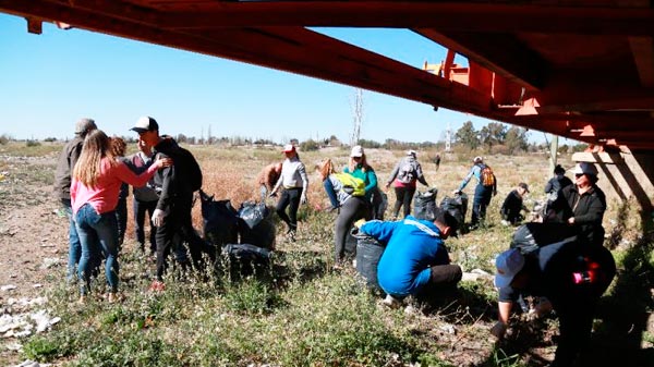 Limpiaron 1.200 kilos de basura debajo de uno de los puentes de La Isla