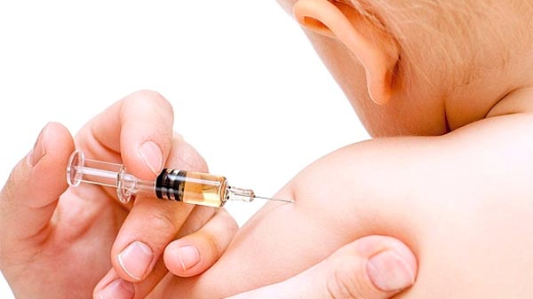 Piden a padres que vacunen a sus hijos contra la meningitis B