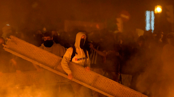 Fuego y violencia en Barcelona: las fotos de la tercera noche de protestas de los independentistas