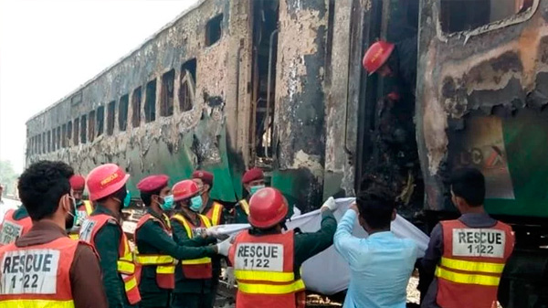 Al menos 73 personas murieron por un incendio en un tren en Pakistán