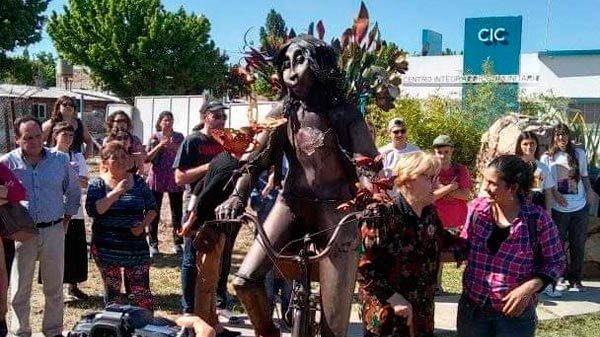 Se presentó la escultura en homenaje a Paula Toledo