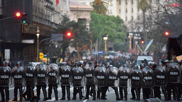 Grupos de izquierda atacaron salvajemente a periodistas frente al consulado de Chile en Buenos Aires: 9 detenidos