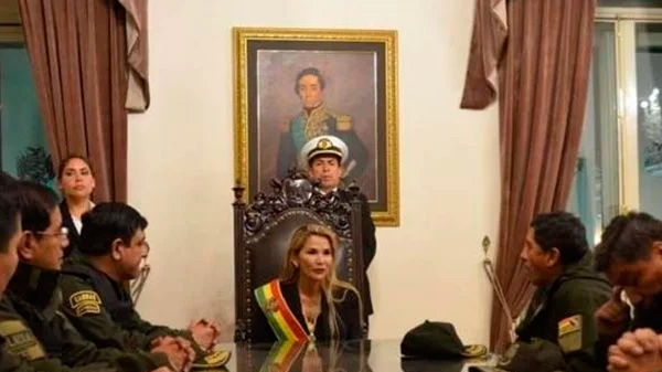 Las Fuerzas Armadas y la policía de Bolivia reconocen a Añez como Presidenta