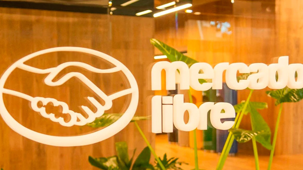 Tensión en Mercado Libre: las pymes que venden en la plataforma piden controles y denuncian que los “traicionan” con productos de marca propia