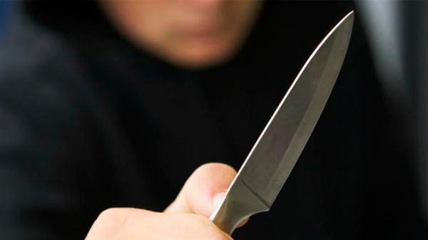 Lo amenazó con un cuchillo para robarle el celular