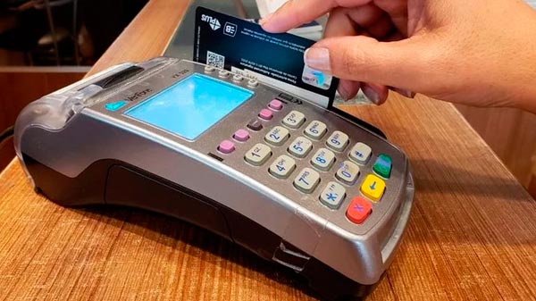 Está prohibido aplicar recargo a las compras con tarjeta de débito