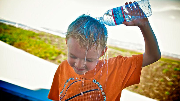 Cómo evitar un golpe de calor en niños y niñas