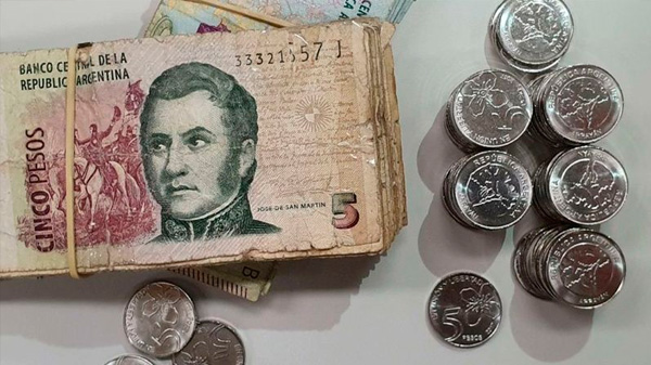 El Gobierno extendió por un mes el vencimiento de los billetes de 5 pesos