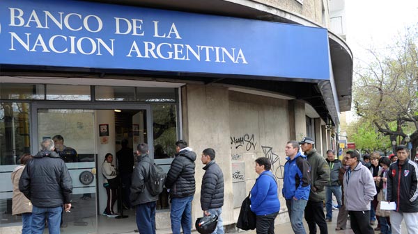 Informan que no se puede hacer más de 30 minutos de cola en un banco