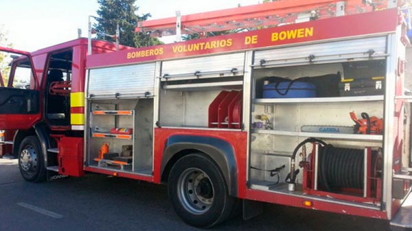 Bomberos voluntarios de Bowen venden almanaques para comprar equipamiento