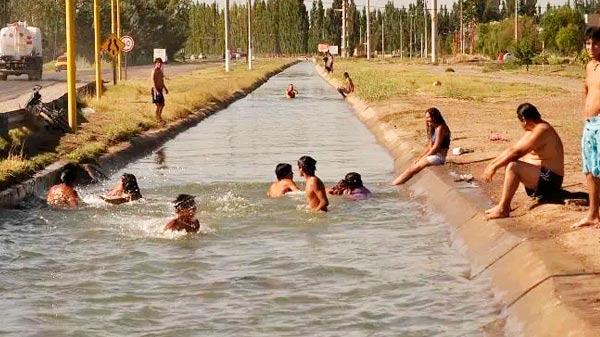 Multas de hasta 63.500 pesos por bañarse en el canal