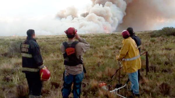 Trabajan para sofocar un gran incendio al norte de Malargüe desde el miércoles