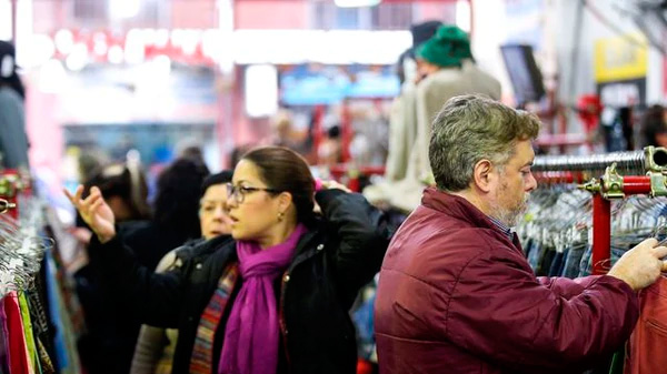 Nacional por extranjero: se esperan muchos más productos argentinos en los supermercados y cadenas de ropa y calzado por las restricciones para importar