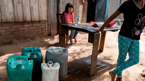 El drama de los wichis de Salta: desnutrición, agua en bidones de agroquímicos y polémica con los piqueteros