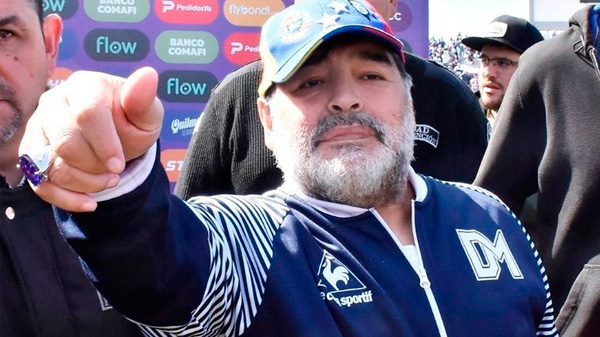 Maradona contra la dirigencia de Boca: «No me interesa una plaqueta ni que me reciban»