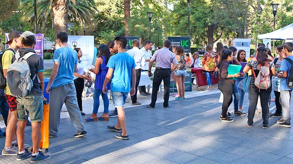 Expo Oferta Educativa en plaza San Martín