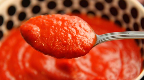 Por presencia de insectos, prohibieron la venta de tres marcas de tomate triturado