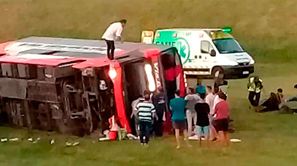 #Urgente Volcó un micro de dos pisos en la Ruta 2: dos muertos y al menos 13 heridos