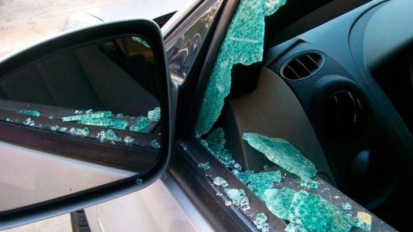 Rompieron el vidrio de un auto y se llevaron un bolso